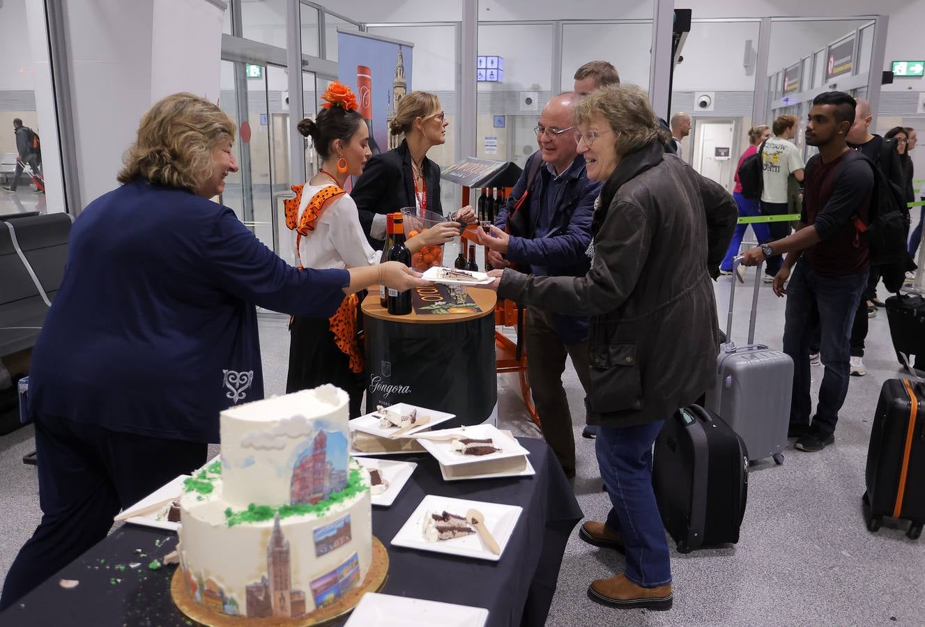 Acto de bienvenida de la línea al que asisten el director del aeropuerto, Sergio Millanes y la country manager de Ryanair en España, Elena Cabrera