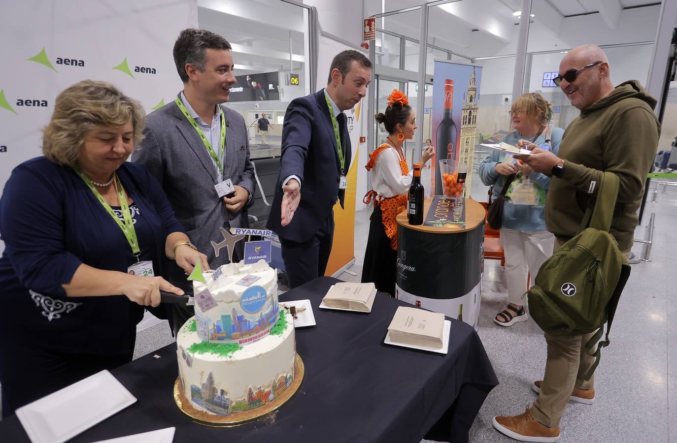 Acto de bienvenida de la línea al que asisten el director del aeropuerto, Sergio Millanes y la country manager de Ryanair en España, Elena Cabrera