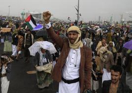 Quiénes son los hutíes, el grupo rebelde yemení apoyado por Irán que ha irrumpido en la guerra entre Israel y Hamás