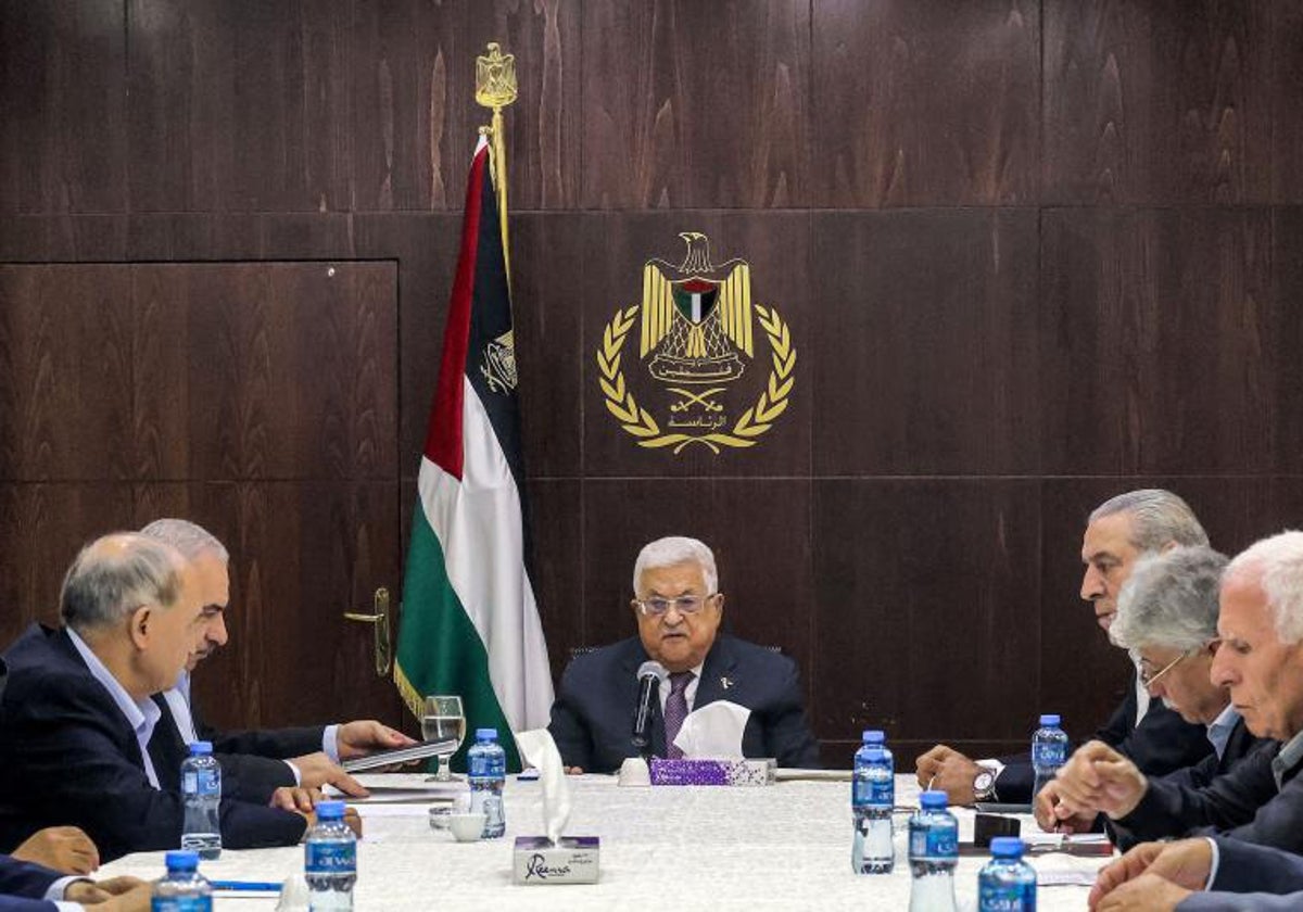 El presidente palestino Mahmud Abbas (centro) preside una reunión con miembros del comité ejecutivo de la Organización de Liberación de Palestina (OLP)