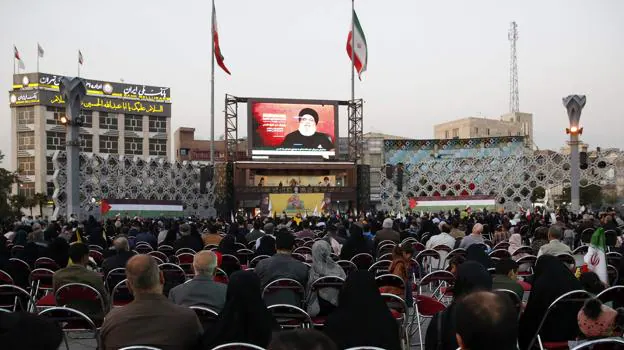 Una multitud de personas en la plaza Imam Hussein de Teherán (Irán) durante el discurso televisado del jefe de Hizbolá