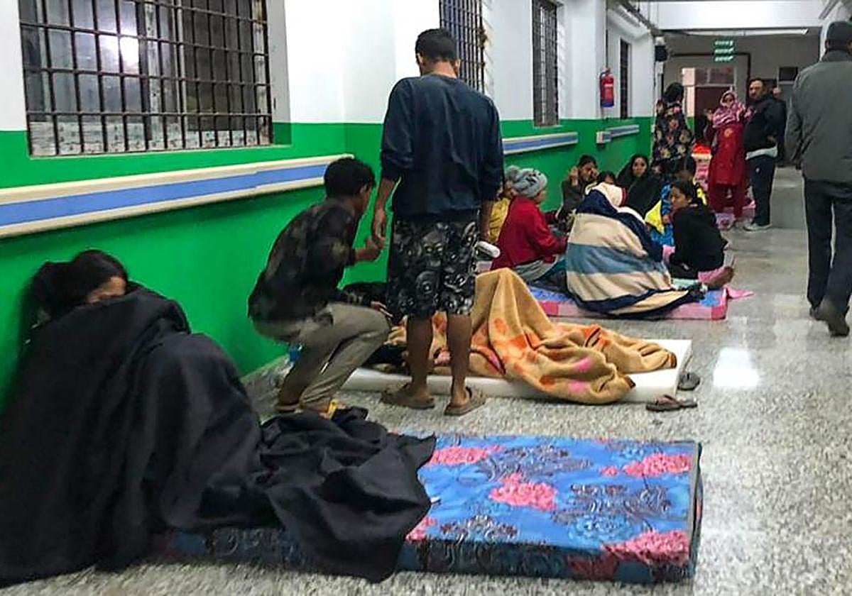 Varios supervivientes del terremoto en Nepal son atendidos en un hospital de Jajarkot