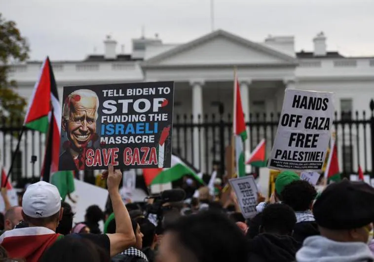 Los manifestantes protestan frente a la Casa Blanca