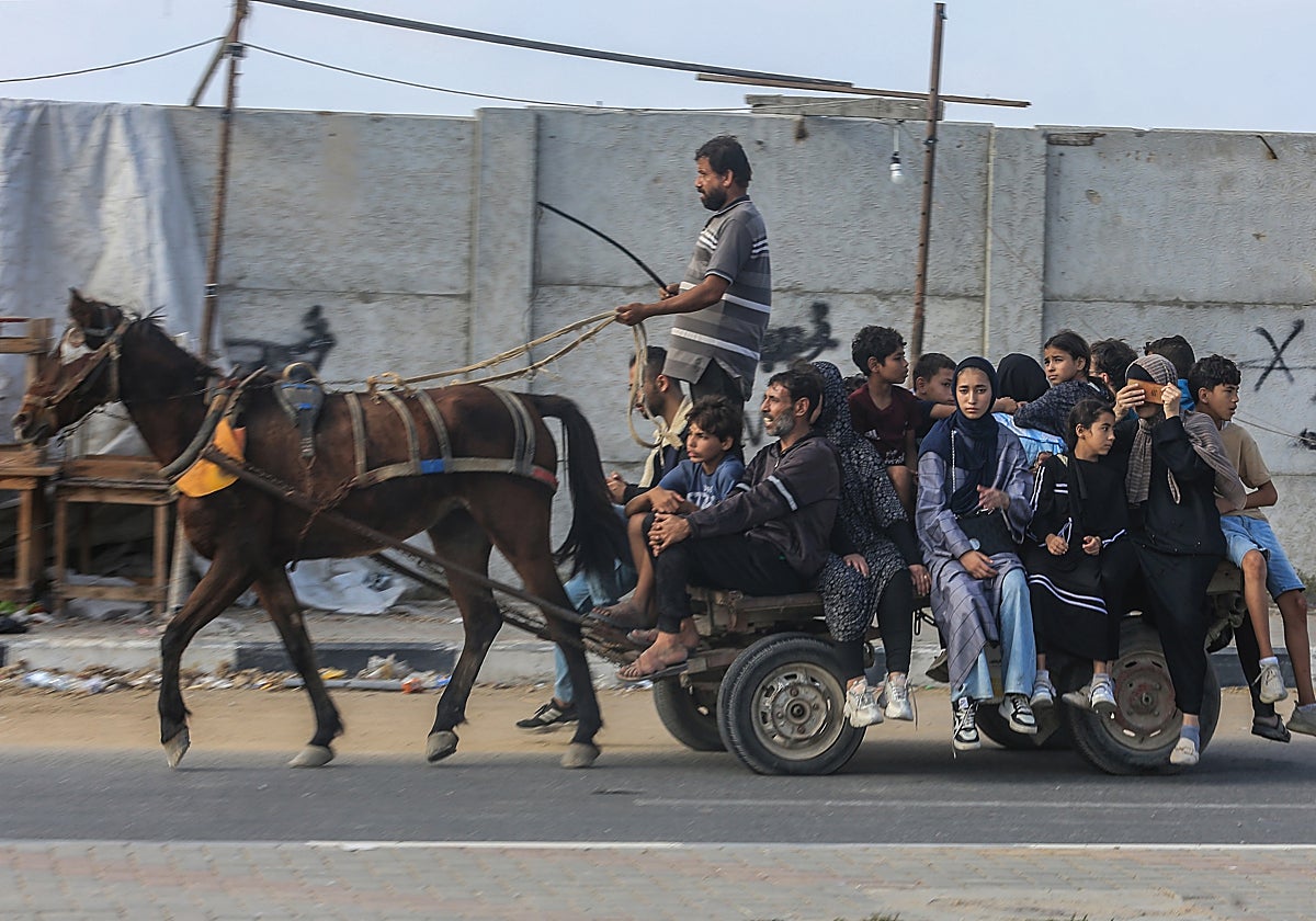 Palestinos que huyen de la ciudad de Gaza y otras partes del norte de la Franja de Gaza hacia las zonas del sur