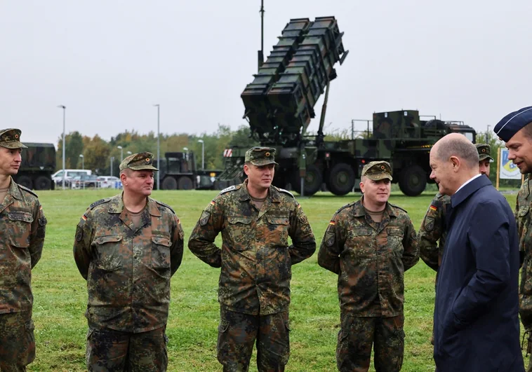 El canciller alemán Olaf Scholz se reúne con miembros de la unidad del sistema de misiles de defensa antiaérea Patriot durante su visita a la base aérea de Colonia-Bonn