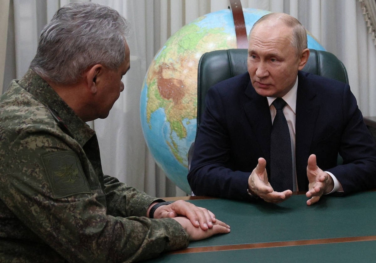 El presidente de Rusia, Vladímir Putin, conversa con el ministro de Defensa, Serguéi Shoigú