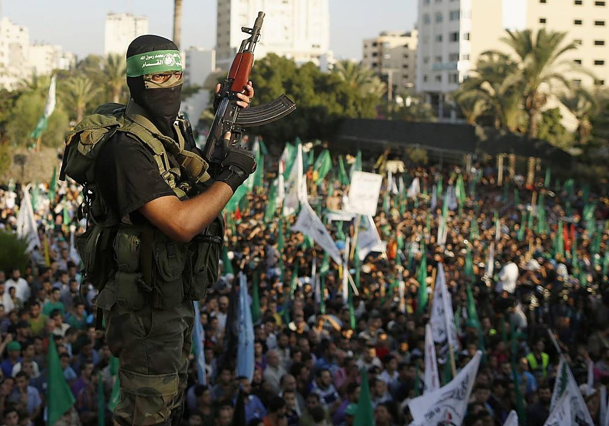 Un militante de Hamas celebra con la gente lo que dijeron que fue una victoria sobre Israel, en la ciudad de Gaza en esta fotografía de archivo del 27 de agosto de 2014