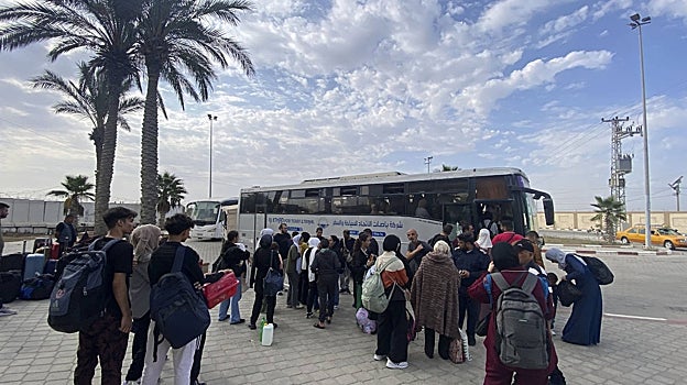 Salida del primer autobús hacia El Cairo con los españoles evacuados