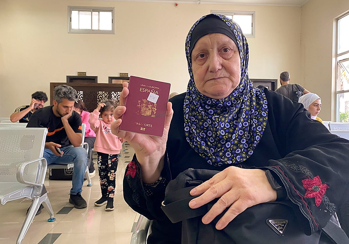 Personas esperando para cruzar a Egipto por el paso de Rafah