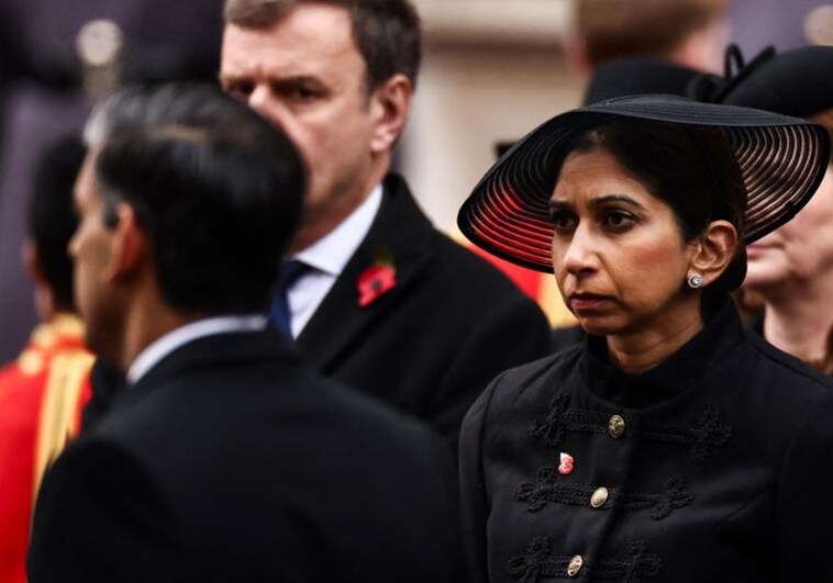 L Secretaria del Interior de Gran Bretaña, Suella Braverman (D), reacciona cuando el Primer Ministro de Gran Bretaña, Rishi Sunak (I), pasa junto a ella durante la ceremonia del Domingo de Conmemoración en el Cenotafio de Whitehall, en el centro de Londres