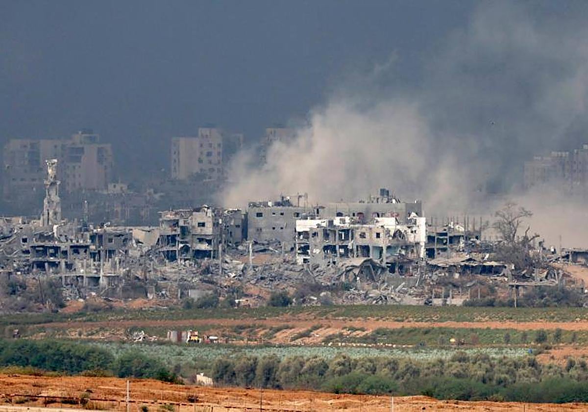 Vista tras una explosión en Gaza