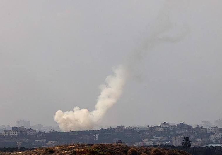 Humo procedente de cohetes lanzados desde Gaza