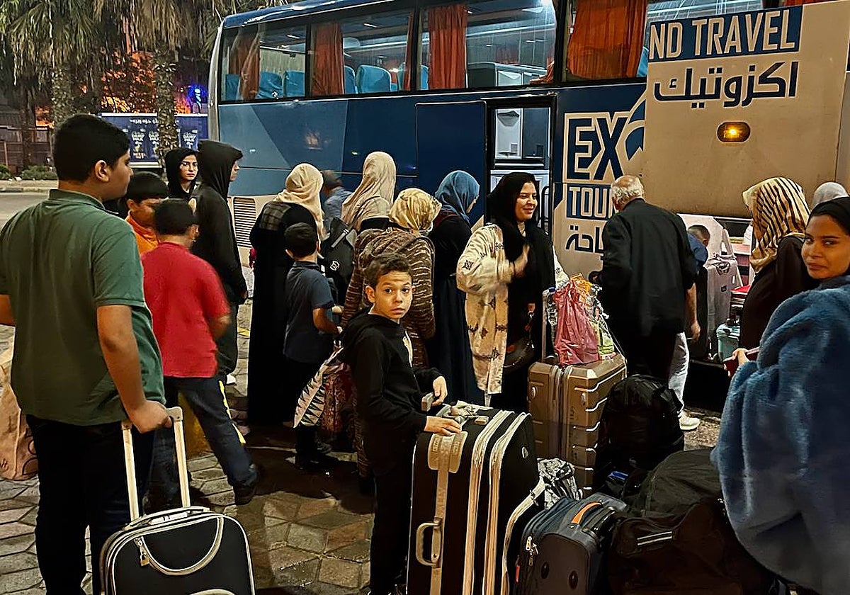 Con 41 personas, más de la mitad menores, el primer grupo de palestinos con pasaporte español evacuados de Gaza llega a su hotel de El Cairo tras 22 horas de viaje desde el paso fronterizo de Rafah