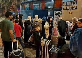 Llegan a El Cairo los primeros españoles evacuados de Gaza: «Es una alegría no oír bombas en 22 horas»