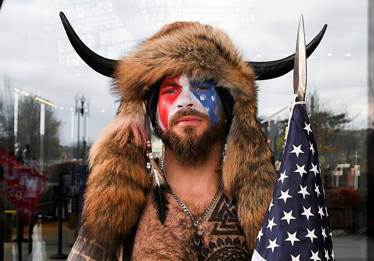 Jacob Chansley, apodado el 'chamán QAnon'