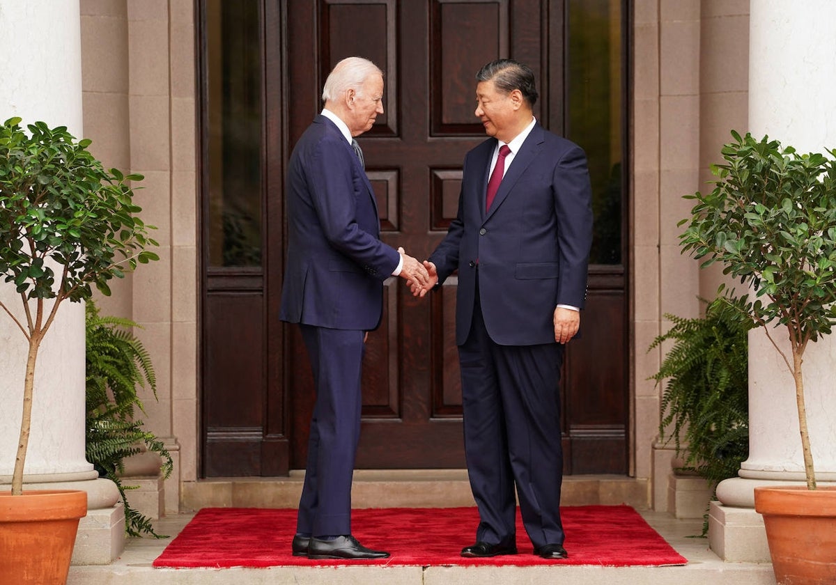 Biden y Xi Jinping se estrechan la mano para saludarse en su encuentro en San Francisco