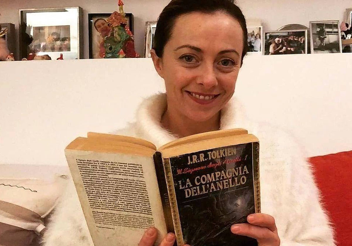 Giorgia Meloni, hace años, leyendo 'La Compañía del anillo', uno de los libros de su referente, Tolkien