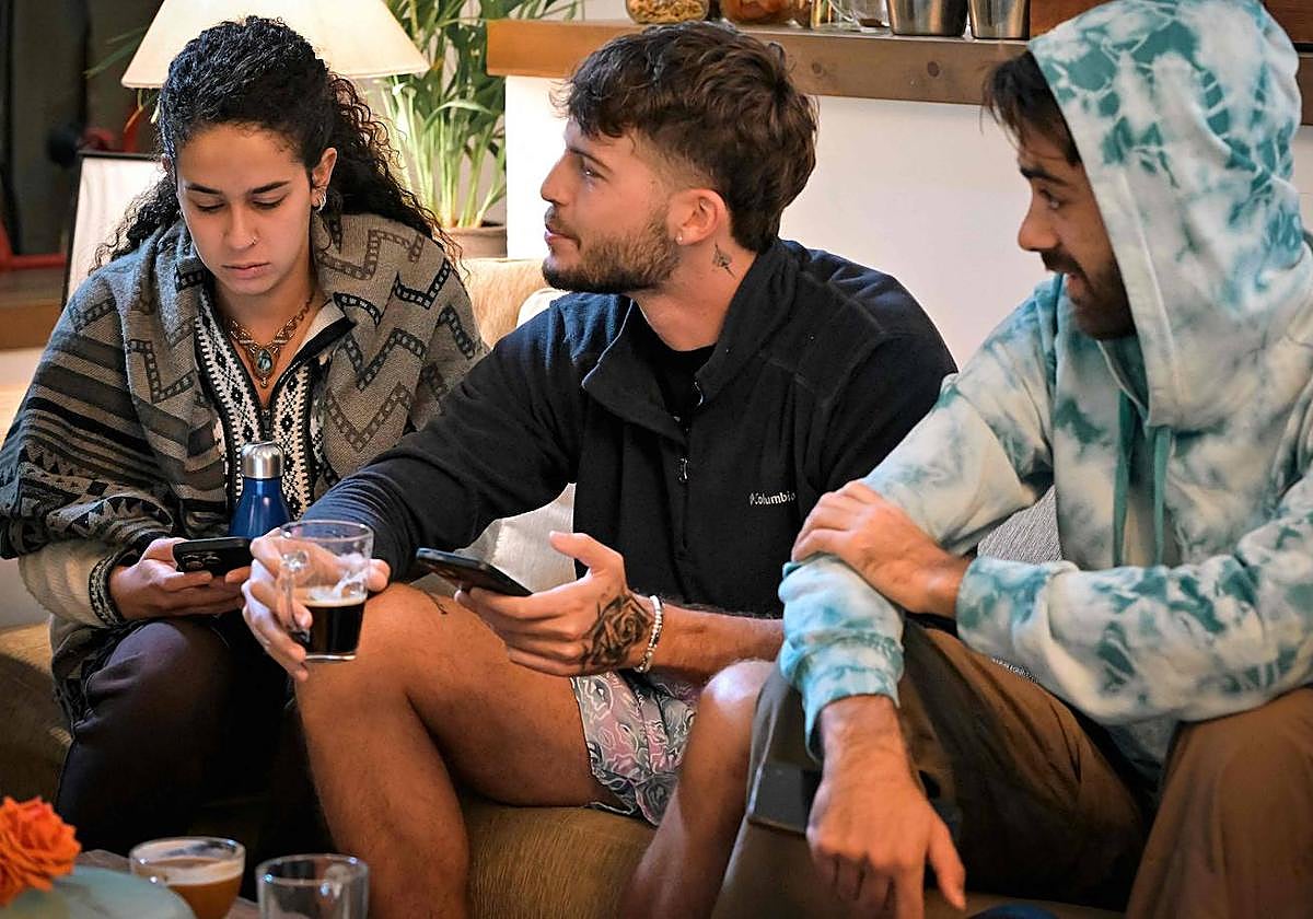 Algunos de los supervivientes del Supernova, en Chipre