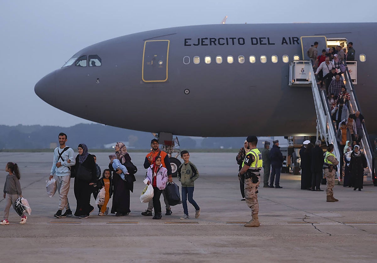 Varios palestinos descienden del avión del Ejército del Aire en el que han sido evacuados de Gaza