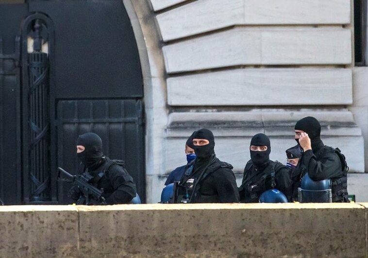 Agentes de la Policía francesa durante un operativo antiyihadista