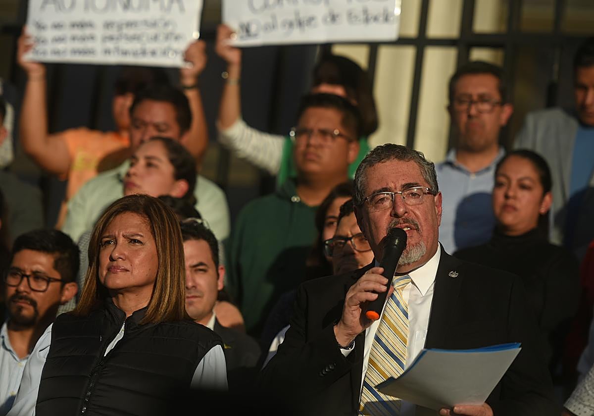 El presidente electo de Guatemala, Bernardo Arévalo y la vicepresidenta electa, Karin Herrera, participaron este jueves en una manifestación junto a otros integrantes del Movimiento Semilla y civiles