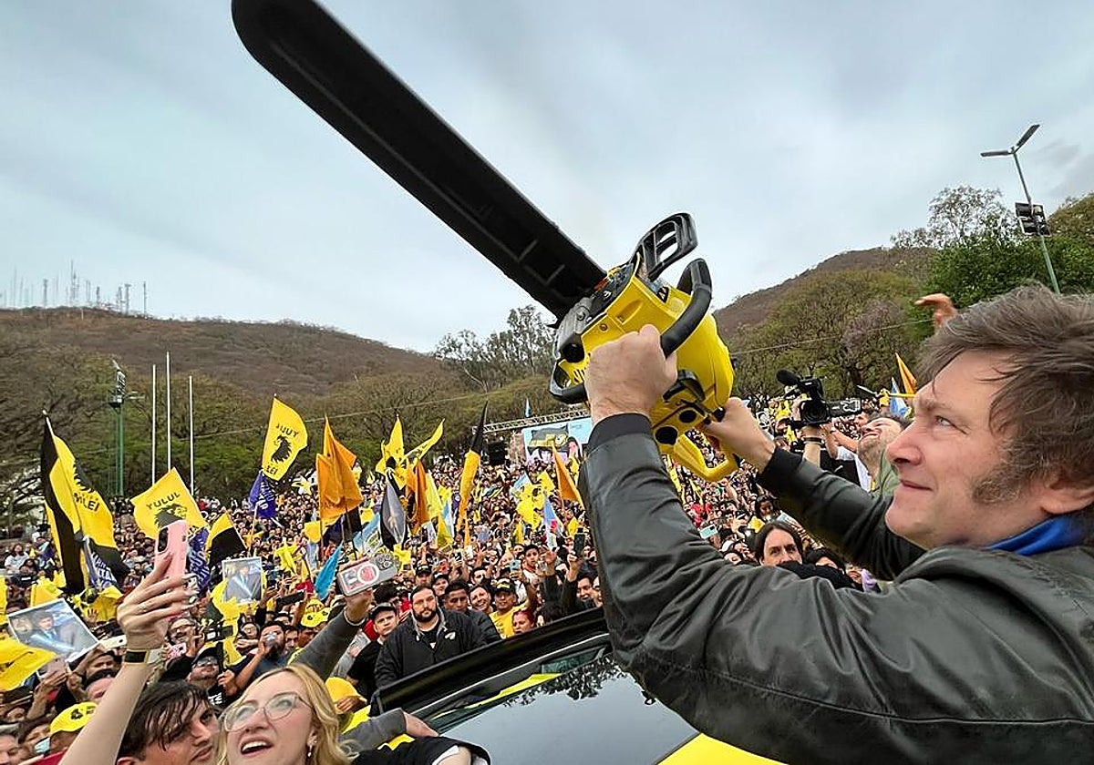 Javier Milei, motosierra en mano, durante un recorrido por la provincia argentina de Salta