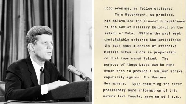 El presidente Kennedy la noche del 22 de octubre de 1962 mientras anunciaba el inicio de la Crisis de los Misiles a la nación, por televisión. A la derecha, el discurso que pronunció señalando a la URSS