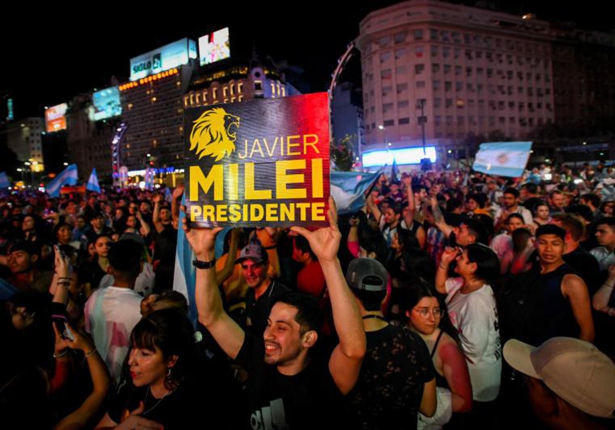 Partidarios del presidente electo argentino Javier Milei celebran su victoria en la segunda vuelta de las elecciones presidenciales, en Buenos Aires