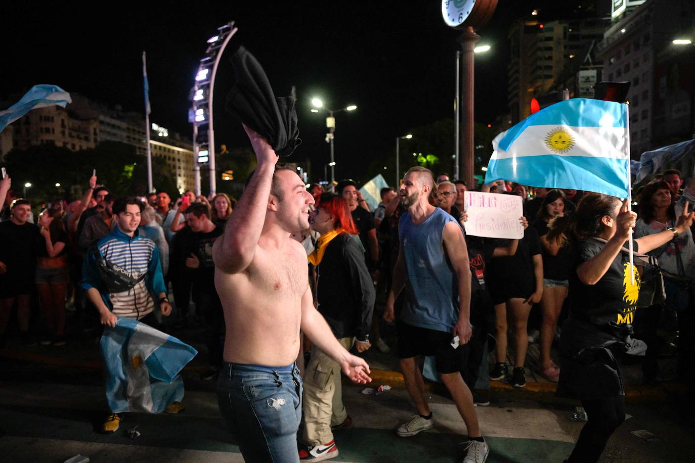 En cuanto se conoció el resultado, muchos argentinos salieron a la calle a celebrarlo