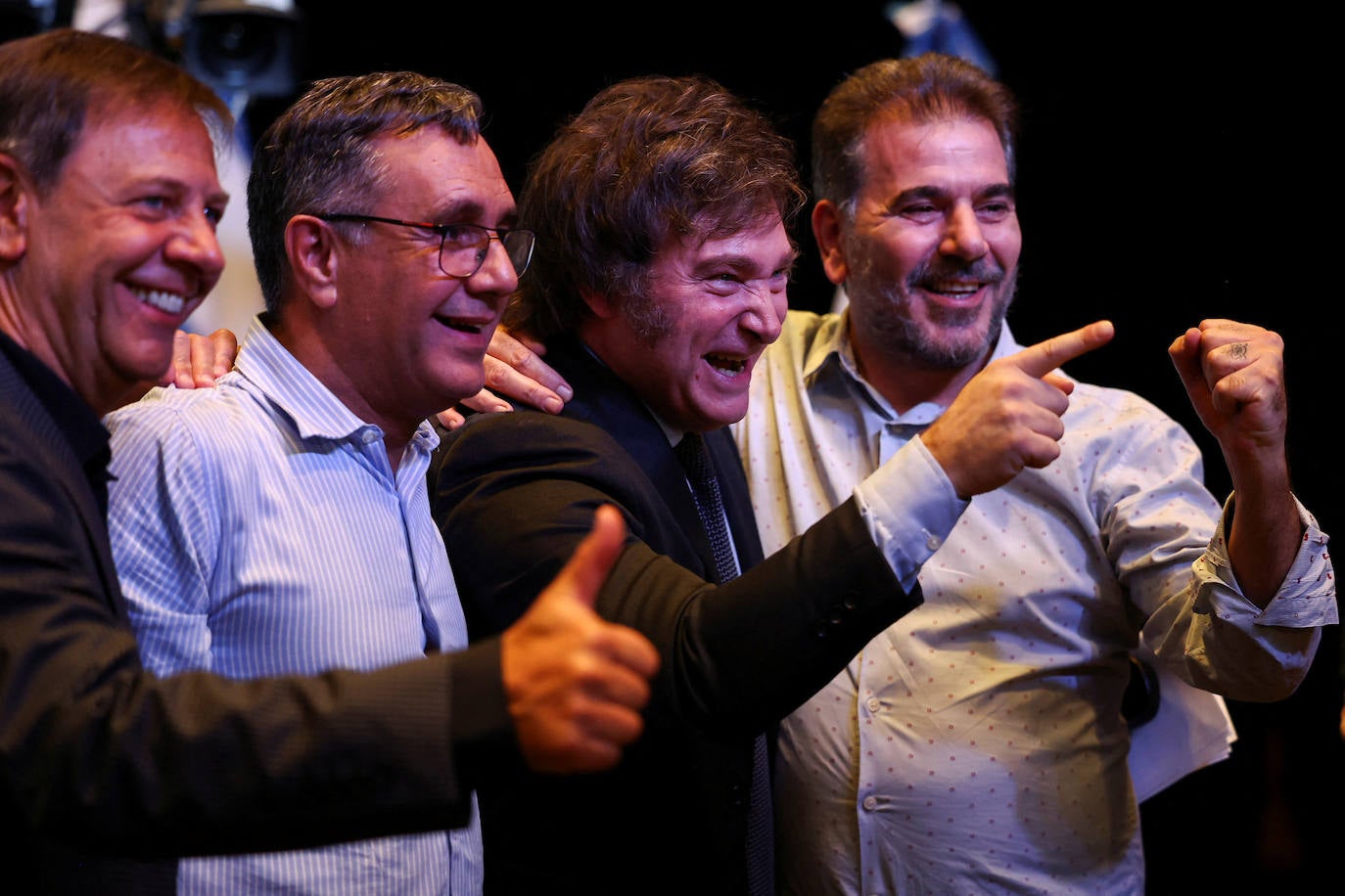 El triunfador de la noche, con su equipo