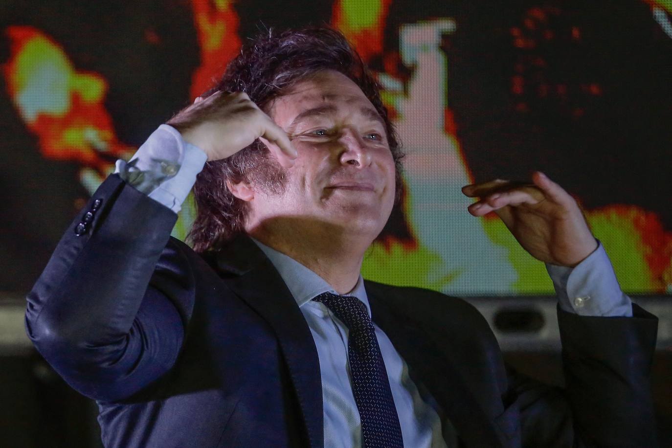 El futuro presidente gesticula en la noche electoral