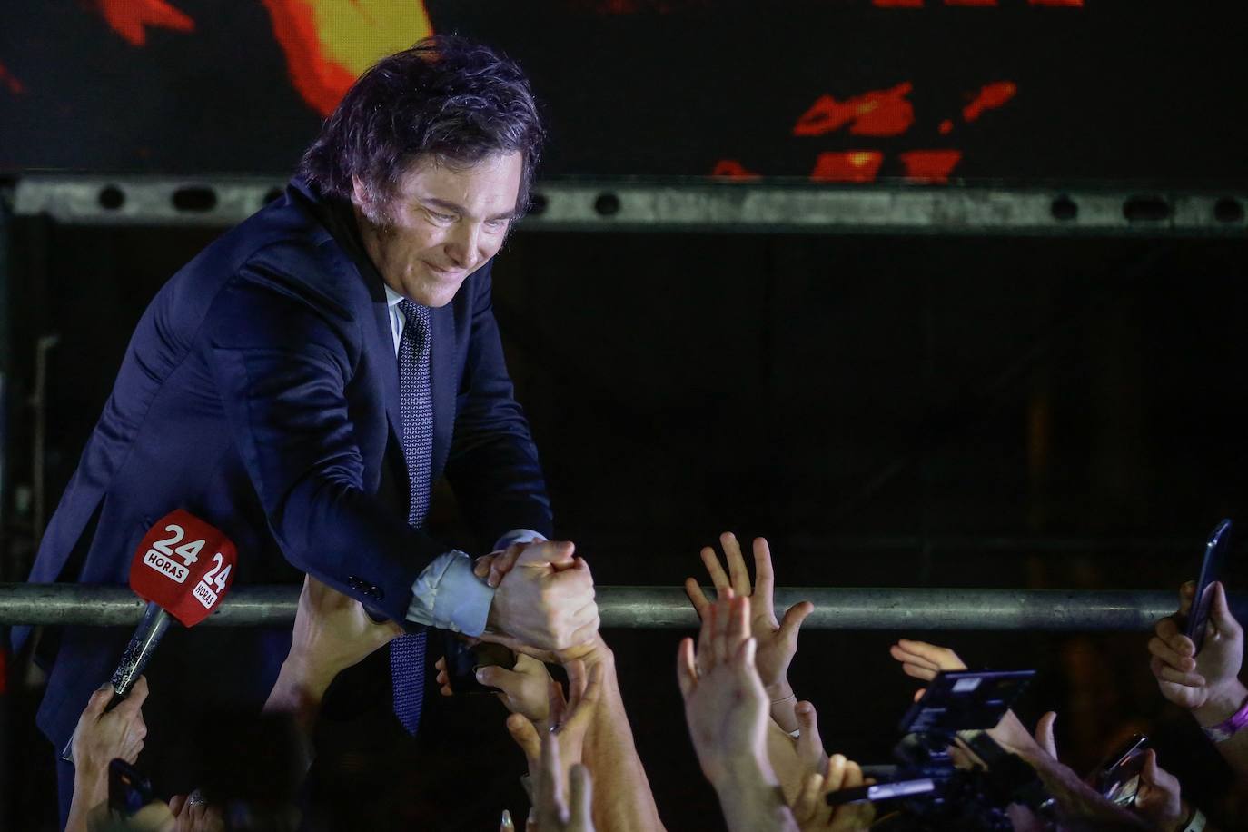 El ganador de las elecciones estrecha la mano a varios seguidores