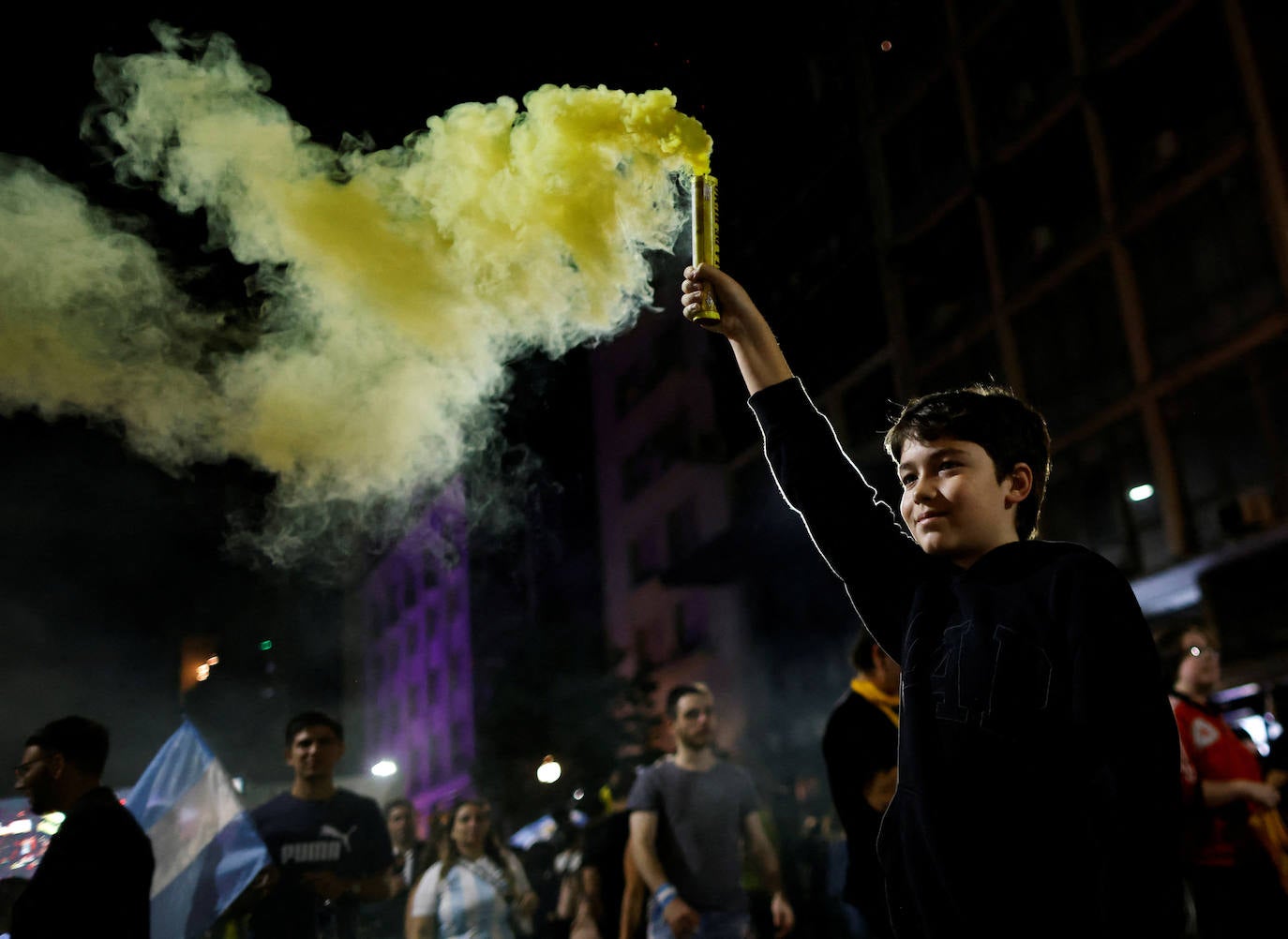 Un joven celebra con una bengala la victoria de su candidato