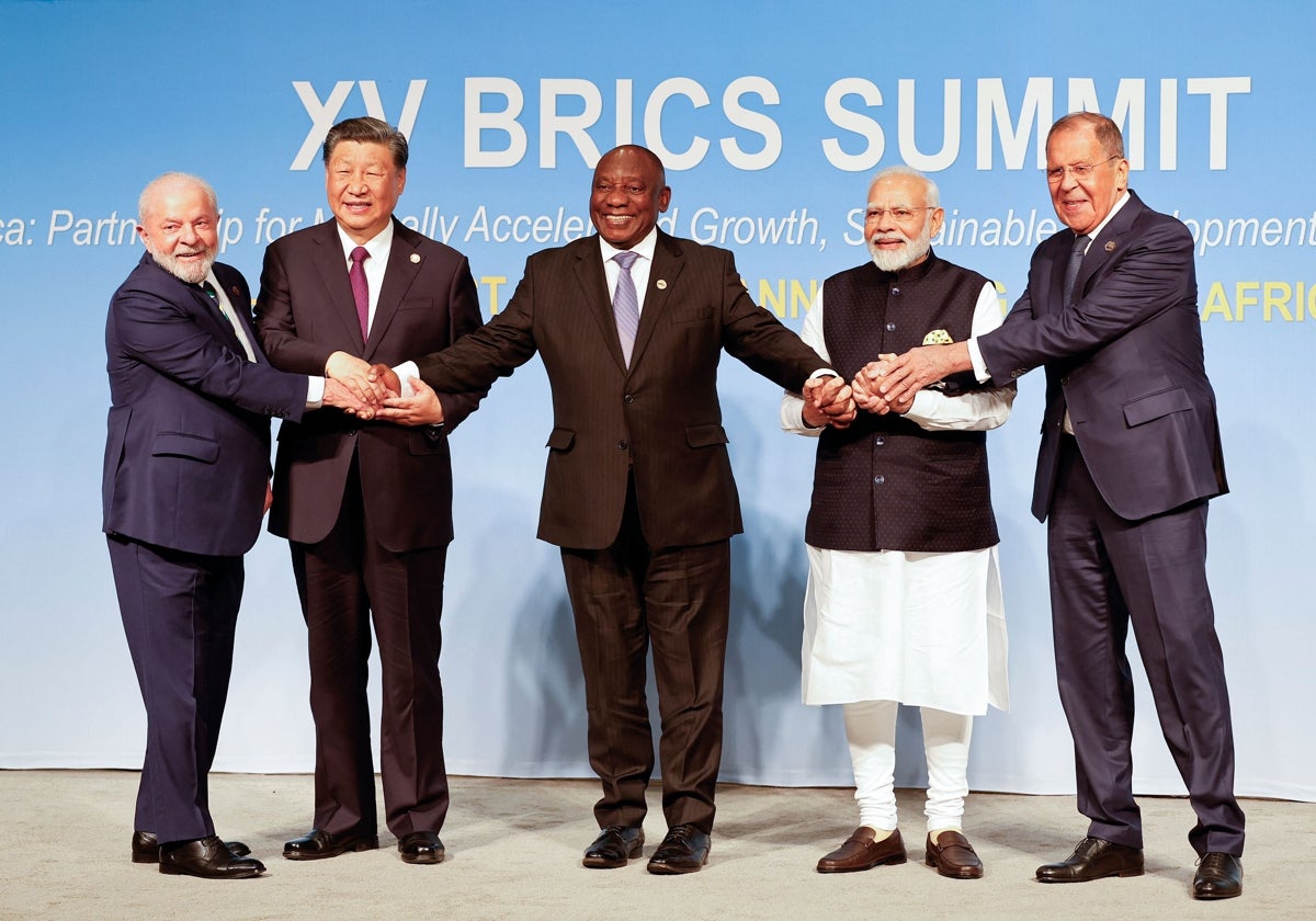 El presidente de Brasil, Luiz Inácio Lula da Silva, el presidente de China, Xi Jinping, el presidente de Sudáfrica, Cyril Ramaphosa, el primer ministro de la India, Narendra Modi, y el ministro de Asuntos Exteriores de Rusia, Sergei Lavrov, posan para una foto de familia de los BRICS durante la Cumbre de los BRICS de 2023