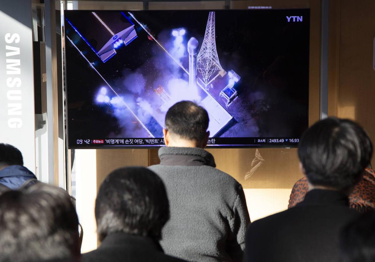 Ciudadanos surcoreanos ven en televisión informaciones sobre el lanzamiento de un nuevo satélite espía norcoreano