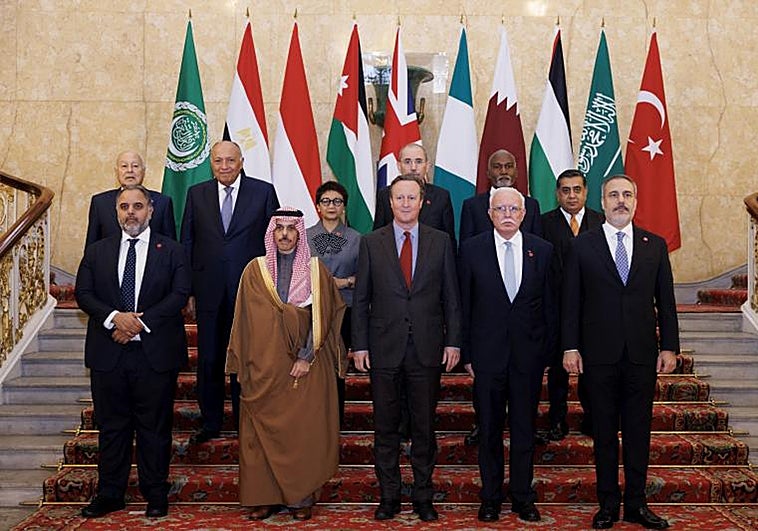 David Cameron, ministro de Exteriores británico, con sus homólogos de naciones árabes e islámicas en Londres