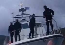 Polémica por la presunta agresión de la Guardia Costera griega contra una balsa de inmigrantes afganos