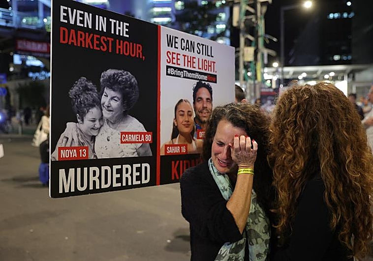Familiares de rehenes se manifiestan en Tel Aviv