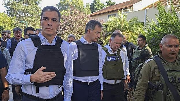 El presidente del Gobierno Pedro Sánchez (i) y el primer ministro belga, Alexander de Croo (c), escuchan a un mando militar israelí