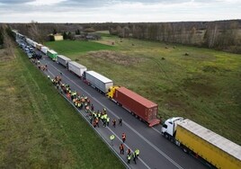 Los transportistas polacos amplían el bloqueo fronterizo con Ucrania