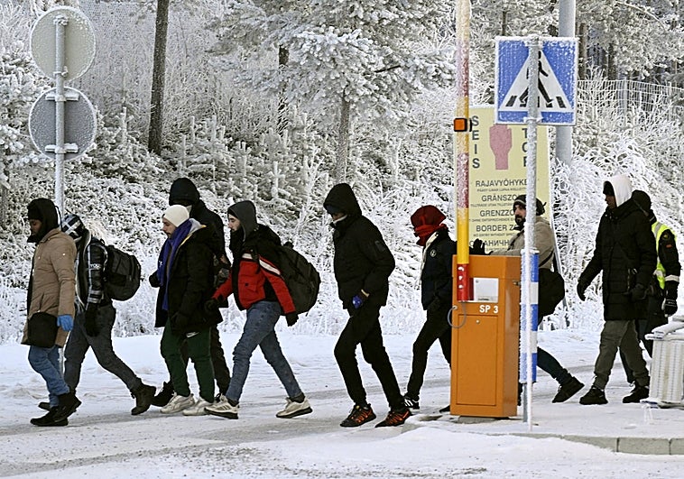 Un grupo de refugiados cruzan a pie el paso de Salla, al norte de Finlandia, esta semana
