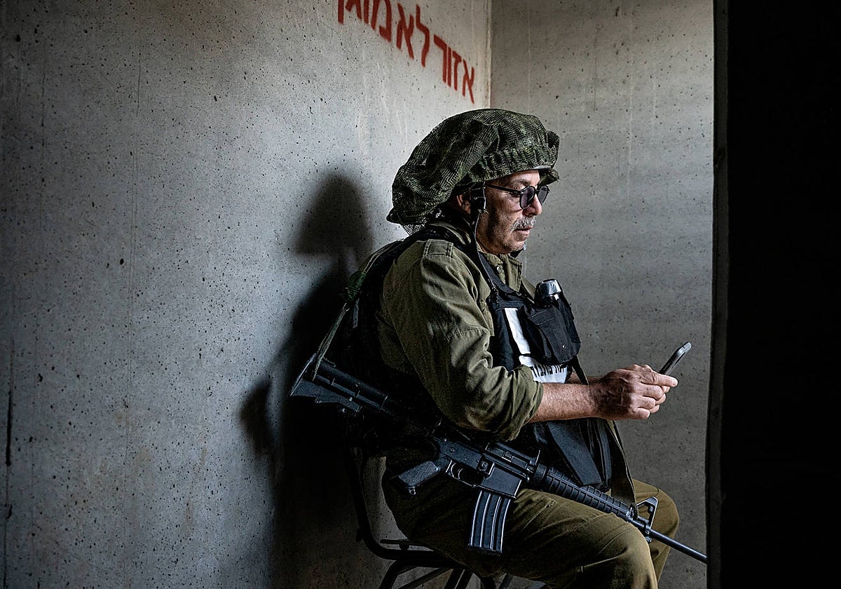 A la espera de que pase el peligro dentro del refugio