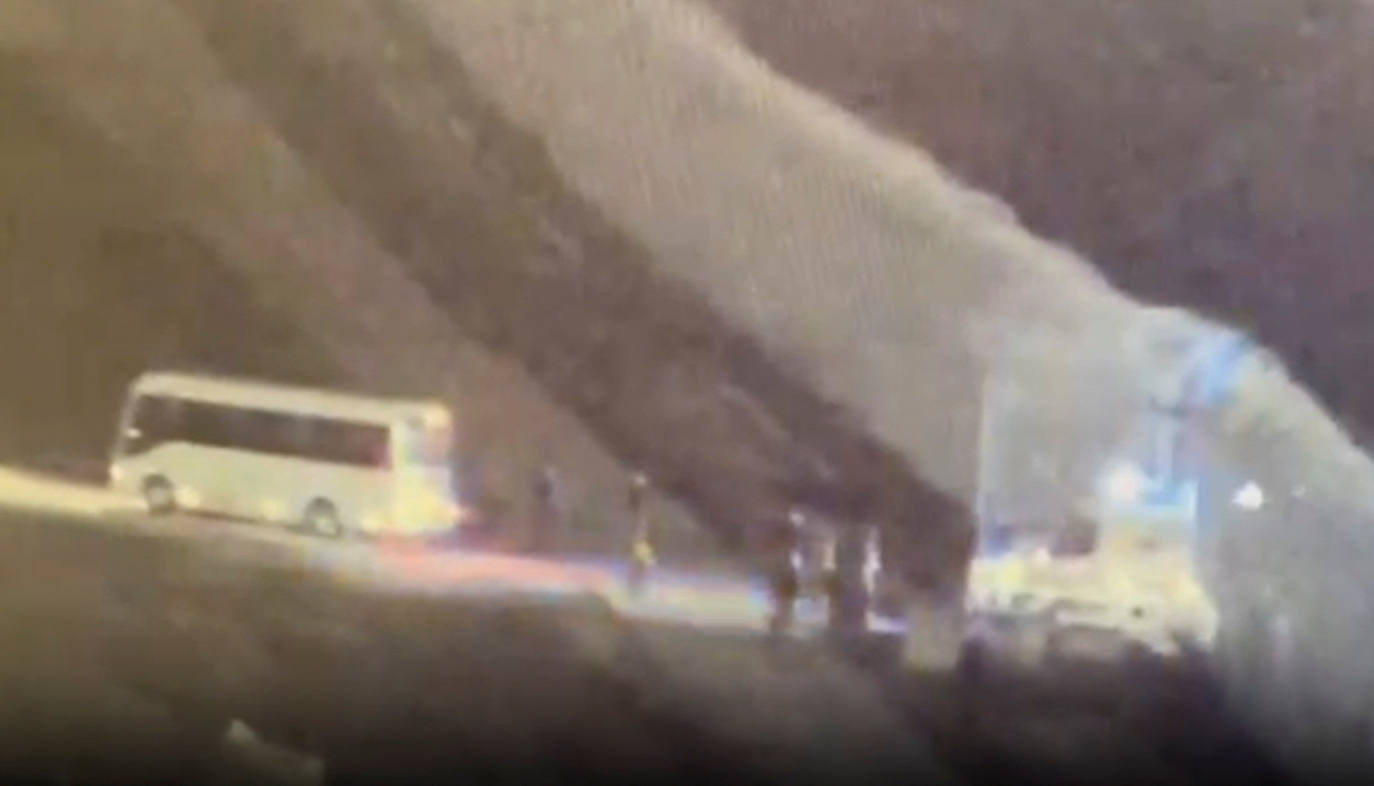 Captura de pantalla de un vídeo publicado por el Ejército israelí, en el que afirman que es el momento en que el autobús que transportaba rehenes liberados cruzó a Israel.