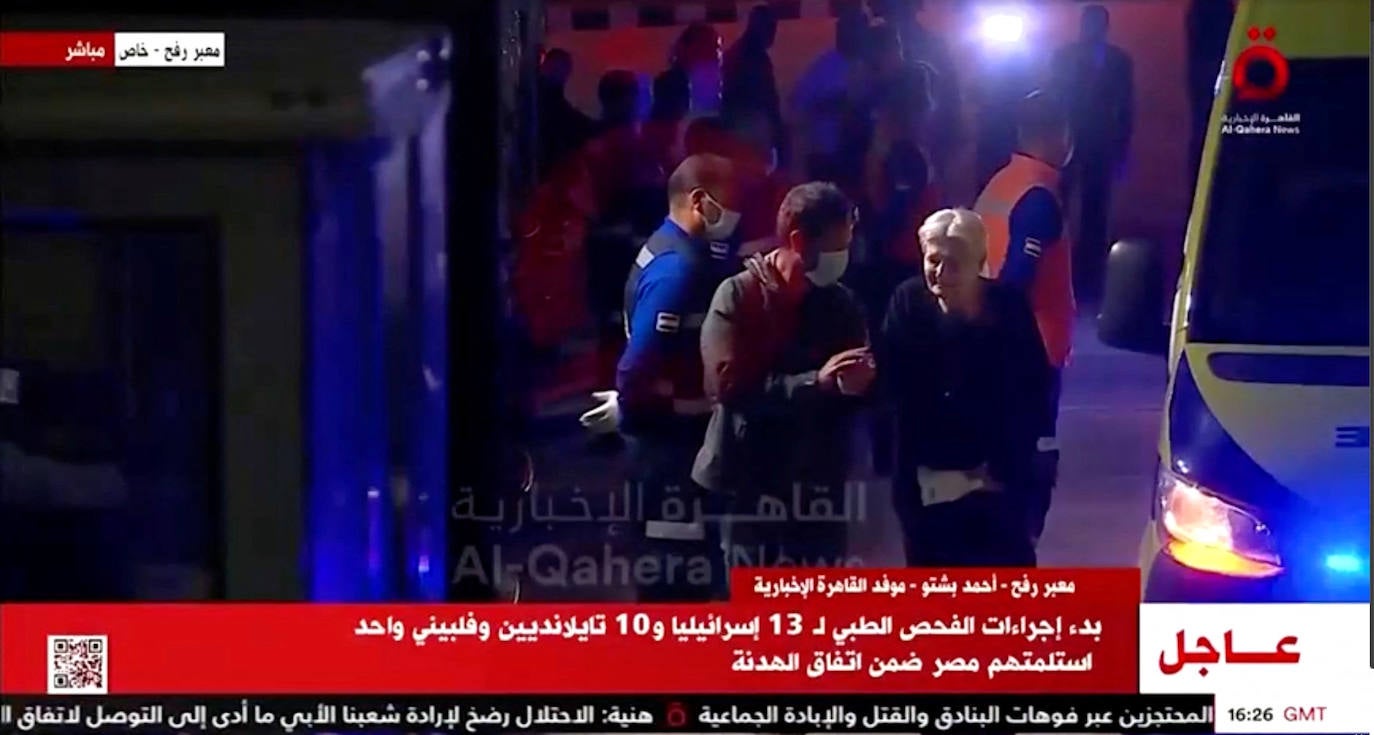 Llegada de los rehenes liberados al punto fronterizo.