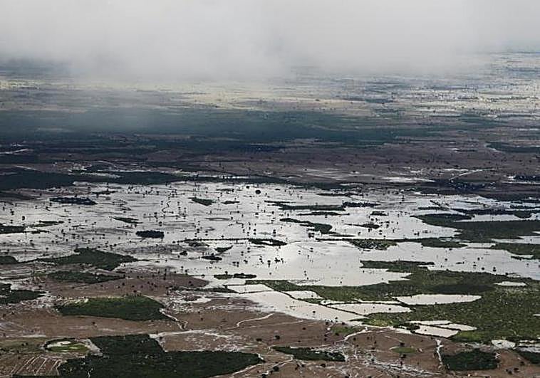 Vista aérea muestra campos inundados tras las fuertes lluvias en Baidoa, la ciudad más grande al suroeste de Somalia