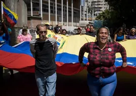 Maduro regala jamones y bonos de «guerra» en la disputa territorial del Esequibo