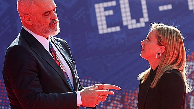 El primer ministro albanés, Edi Rama, saluda durante un encuentro en Tirana a la primera ministra italiana, Giorgia Meloni
