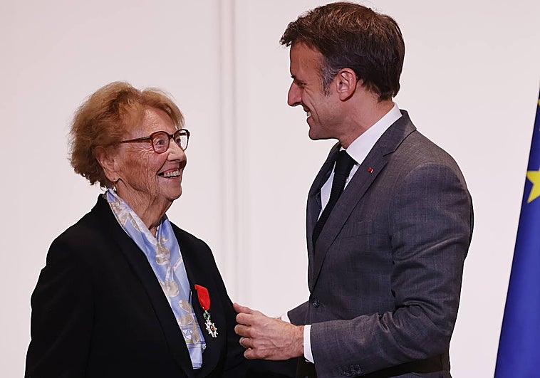La alcaldesa más anciana de Francia, Yvette Vigie, recibe la Legión de Honor del presidente de Francia, Emmanuel Macron