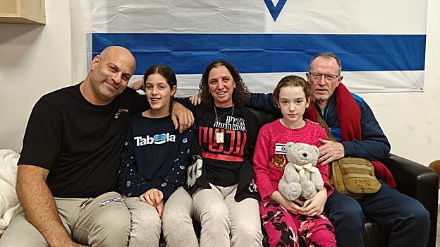 Emily se reunió con su familia, entre ellos su padre Thomas, en el hospital