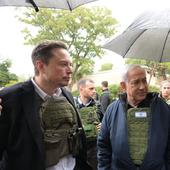 Musk visita en Israel uno de los primeros kibutzs atacados por Hamás y llega a un principio de acuerdo para el uso condicionado de Starlink en Gaza
